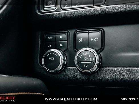 Used 2024 GMC Yukon XL AT4 AWD/4WD image 30