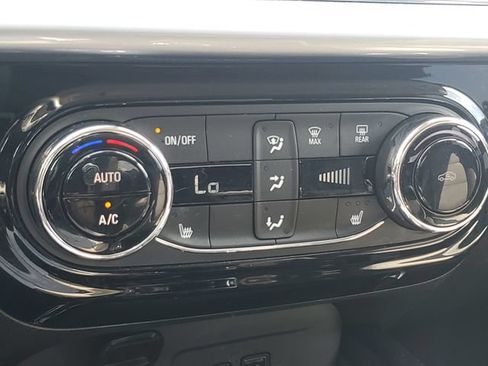 Used 2025 Chevrolet Trax LT w/ LT Convenience Package FWD image 27