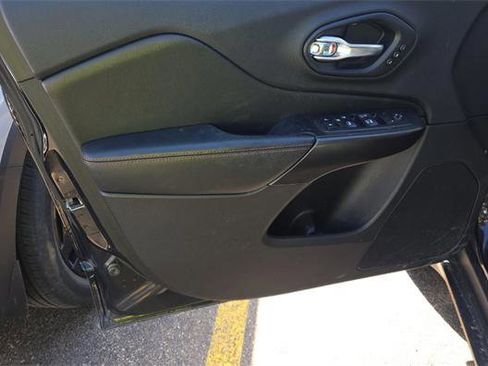 Used 2019 Jeep Cherokee Trailhawk image 9