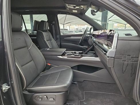 Used 2025 Cadillac Escalade Premium Luxury image 28