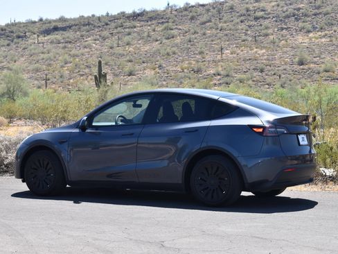 Used 2021 Tesla Model Y Long Range AWD/4WD image 5
