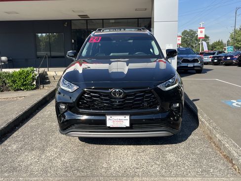 Certified 2024 Toyota Highlander Platinum AWD/4WD image 2