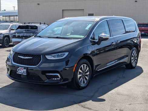 Used 2023 Chrysler Pacifica Limited FWD image 10