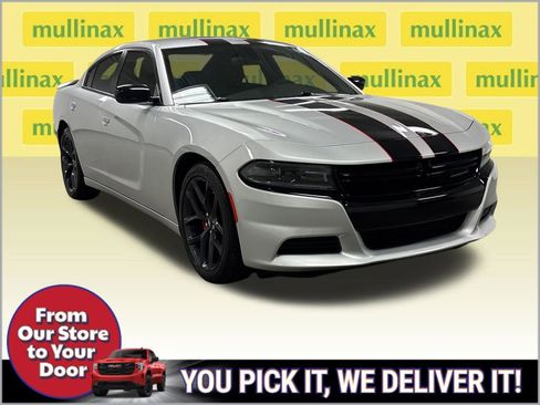 Used 2023 Dodge Charger SXT w/ Blacktop Package RWD image 2