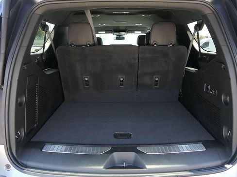 Used 2024 Chevrolet Suburban Premier RWD image 23