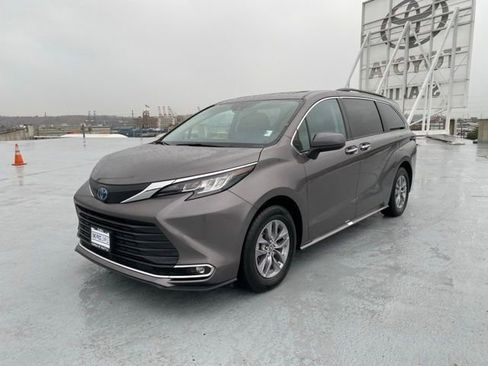 Used 2023 Toyota Sienna XLE image 4