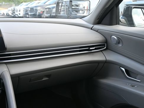 Used 2024 Hyundai Elantra Blue FWD image 8