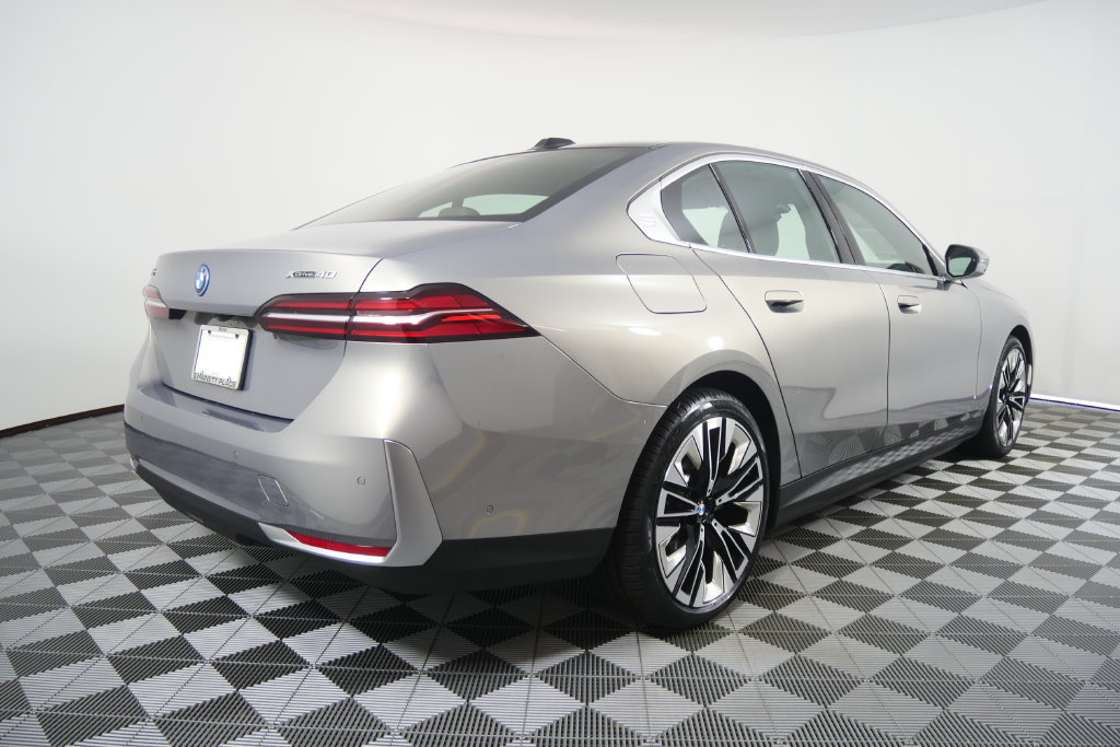 Certified 2026 BMW i5 eDrive40 AWD/4WD image 4