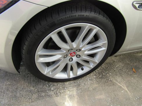 Used 2016 Jaguar XF Prestige image 14