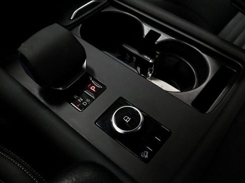 Used 2024 Land Rover Discovery S image 32