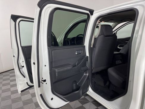 Used 2024 Nissan Frontier SV image 34