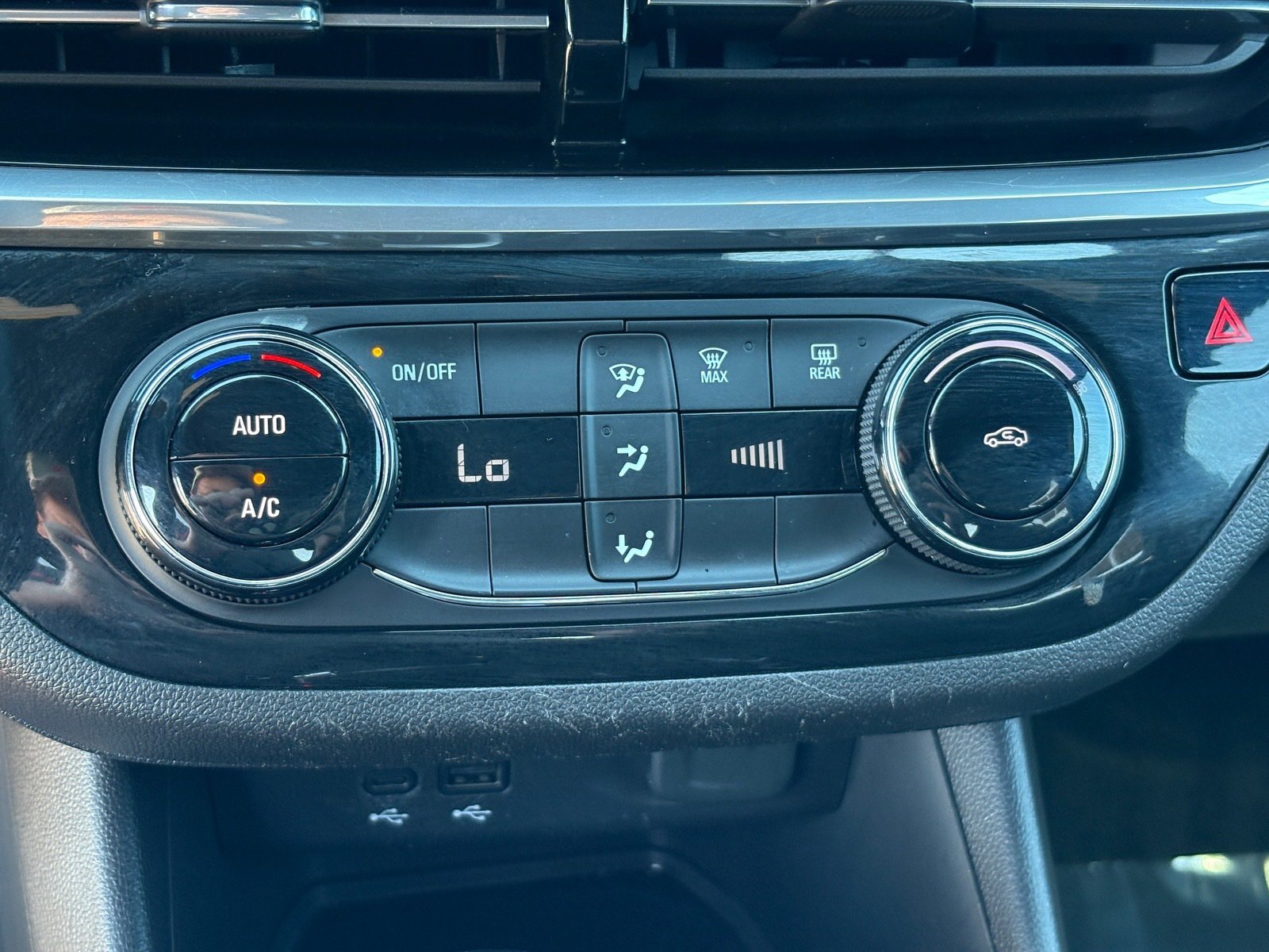 Used 2024 Buick Envista Sport Touring FWD image 25