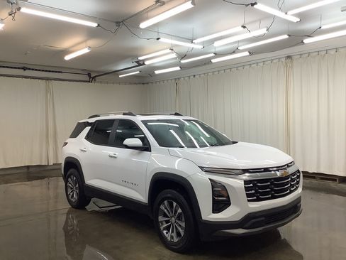 Used 2025 Chevrolet Equinox LT w/ Convenience Package II FWD image 3