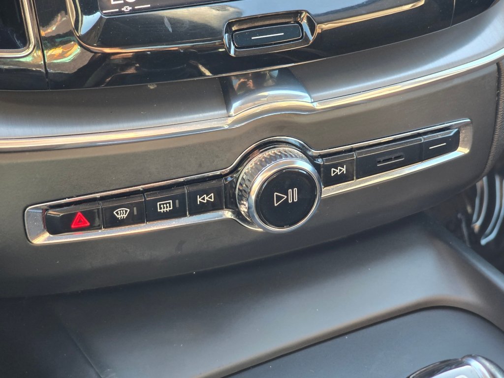 Used 2018 Volvo XC60 T5 Momentum w/ Convenience Package AWD/4WD image 10
