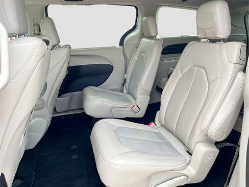 Used 2019 Chrysler Pacifica Touring-L Plus w/ Tire & Wheel Group image 24