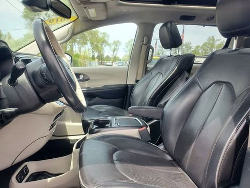 Used 2019 Chrysler Pacifica Limited w/ Tire & Wheel Group FWD image 12