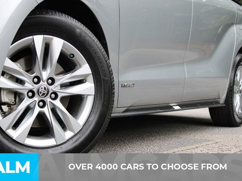 Used 2021 Toyota Sienna Limited FWD image 3