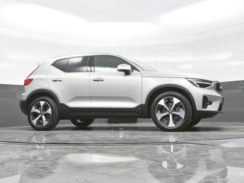 Used 2025 Volvo XC40 B5 Plus image 24