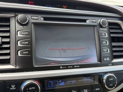 Used 2019 Toyota Highlander XLE AWD/4WD image 16