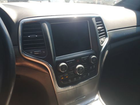 Used 2018 Jeep Grand Cherokee Laredo image 18