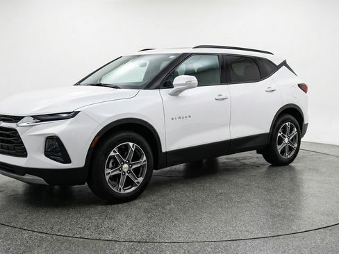 Used 2025 Chevrolet Blazer LT image 3