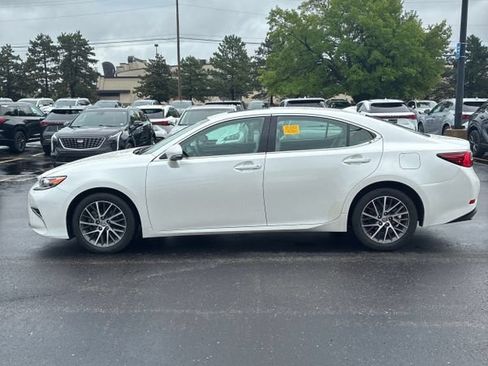 Used 2017 Lexus ES 350 w/ Luxury Package FWD image 2