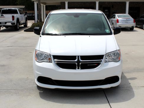 Used 2020 Dodge Grand Caravan SE image 4