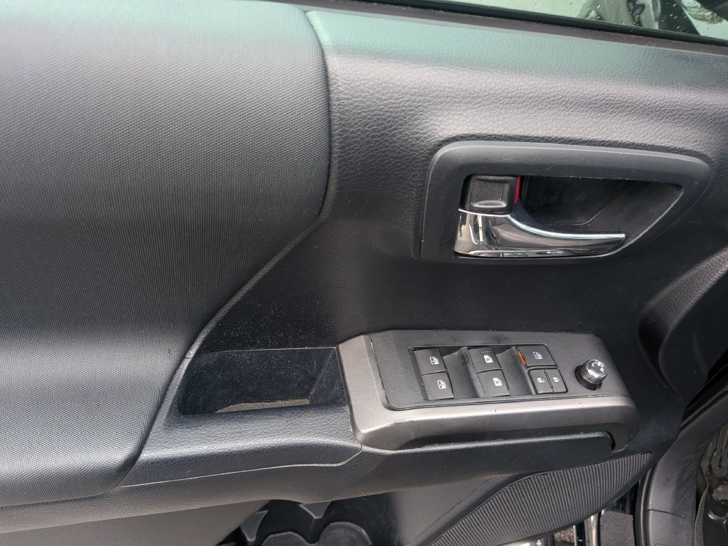 Used 2016 Toyota Tacoma TRD Sport w/ Towing Package RWD image 9