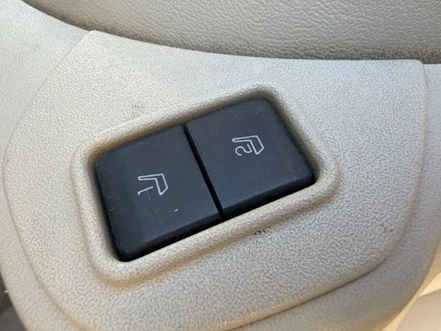 Used 2010 Ford Taurus Limited FWD image 23