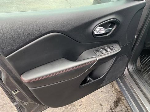 Used 2022 Jeep Cherokee Trailhawk AWD/4WD image 19