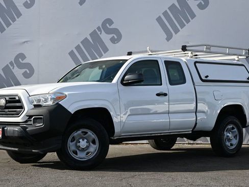 Used 2018 Toyota Tacoma SR image 1
