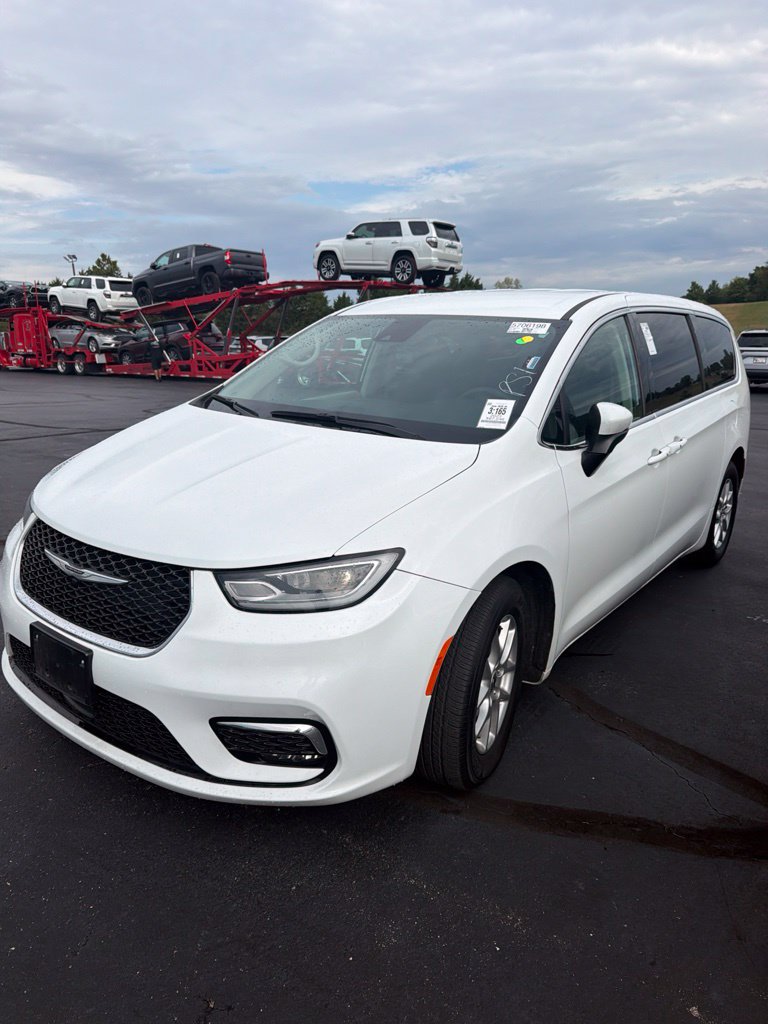Used 2023 Chrysler Pacifica Touring-L FWD image 1