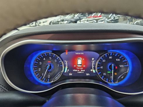 Used 2019 Chrysler Pacifica Limited w/ Tire & Wheel Group FWD image 31