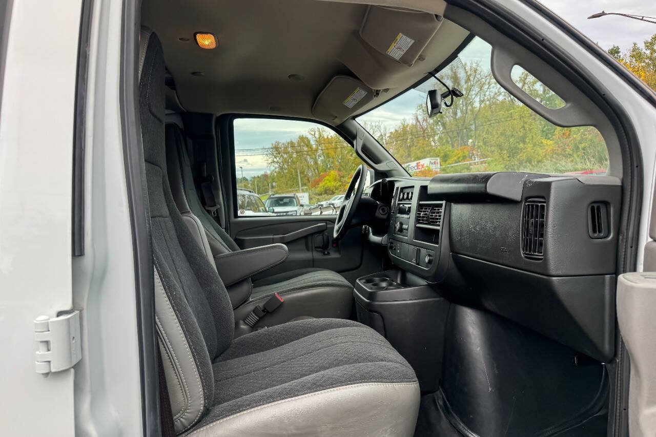 Used 2025 Chevrolet Express 2500 w/ Driver Convenience Package RWD image 10
