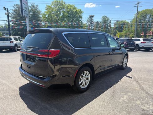 Used 2023 Chrysler Pacifica Touring-L image 8