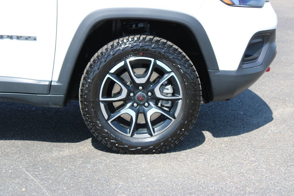 Used 2025 Jeep Compass Trailhawk AWD/4WD image 12