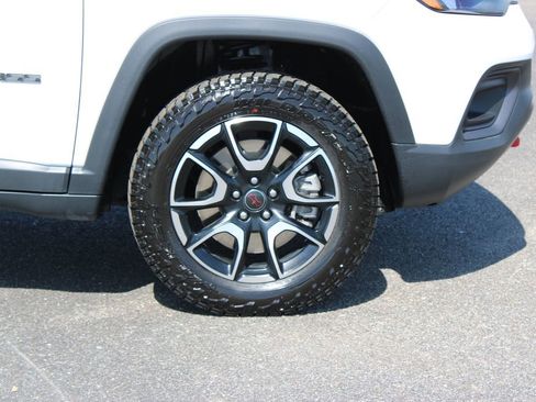 Used 2025 Jeep Compass Trailhawk AWD/4WD image 12