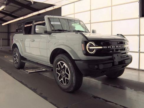 Used 2023 Ford Bronco Outer Banks AWD/4WD image 3