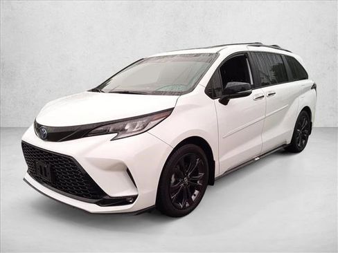 Used 2025 Toyota Sienna XSE w/ XSE Premium Package FWD image 1