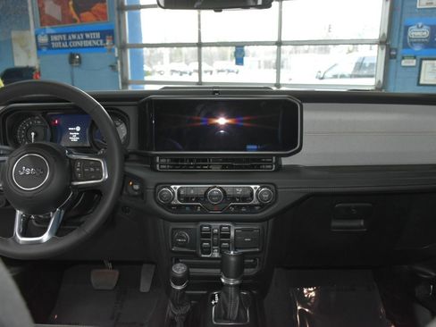 Used 2025 Jeep Wrangler Unlimited Sahara w/ Safety Group AWD/4WD image 13