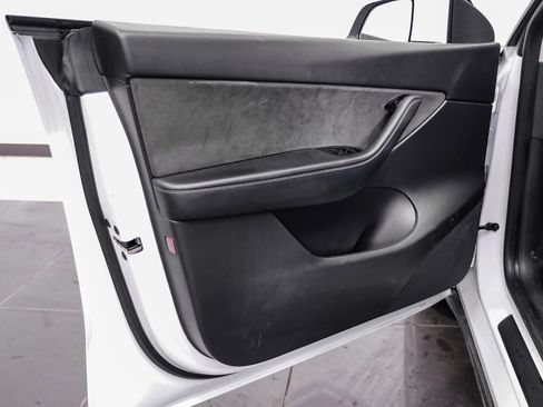 Used 2021 Tesla Model Y Long Range image 37