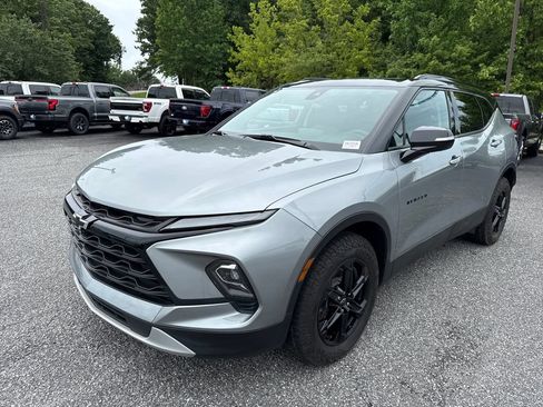 Used 2023 Chevrolet Blazer LT w/ Sound & Technology Package FWD image 3