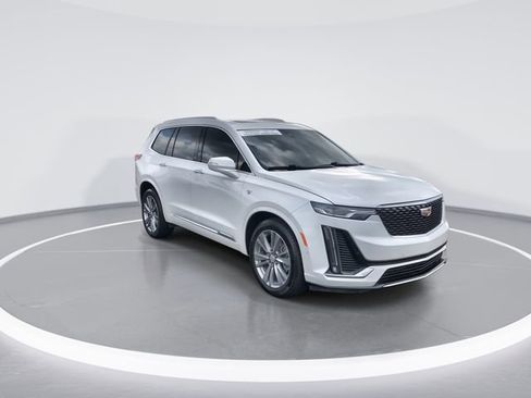 Used 2023 Cadillac XT6 Premium Luxury w/ Technology Package image 2