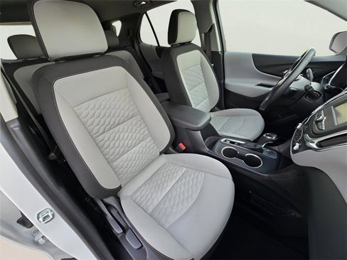 Used 2018 Chevrolet Equinox LT image 3