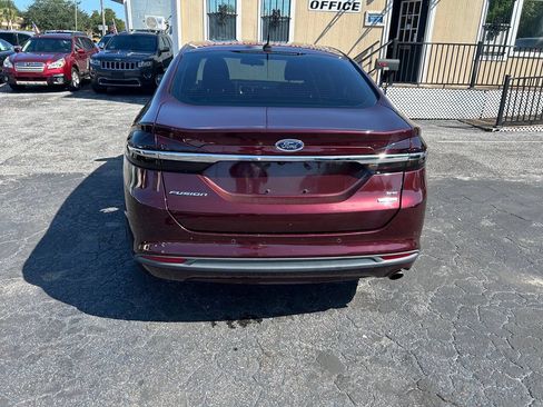 Used 2018 Ford Fusion SE w/ Fusion SE Technology Package FWD image 4