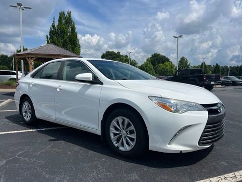 Used 2016 Toyota Camry LE FWD image 2