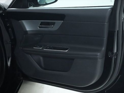 Used 2018 Jaguar XF Premium image 34