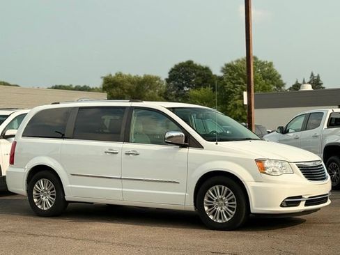 Used 2015 Chrysler Town & Country Limited FWD image 28