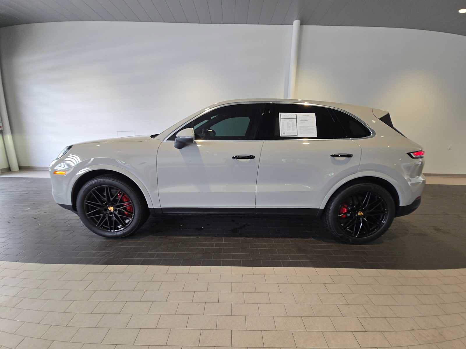 Used 2024 Porsche Cayenne S AWD/4WD image 2