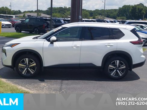 Used 2025 Nissan Rogue SL AWD/4WD image 11